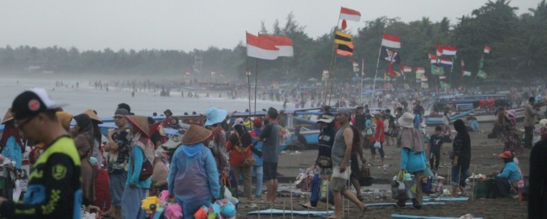 Begini Kondisi Pantai Pangandaran Pada Hari Minggu Berita Tribuananews Co Id